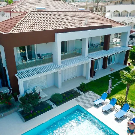 アパートホテル Ellinfos 3*