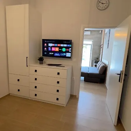 Ellinfos 3* ハニオティス