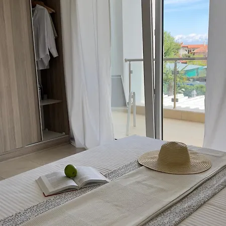 Ellinfos 3* ハニオティス