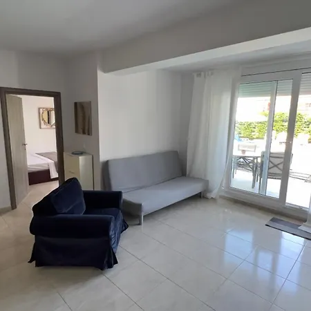 Ellinfos Aparthotel