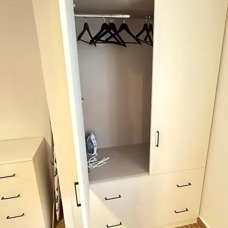 Ellinfos Aparthotel