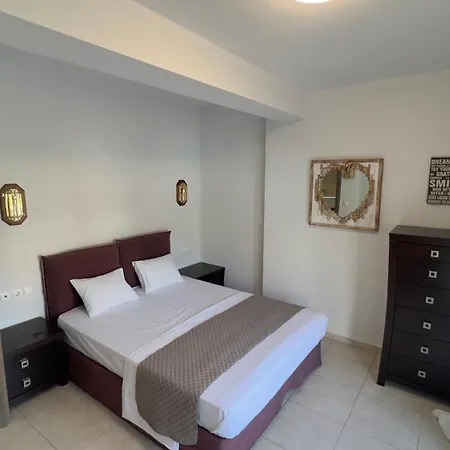 Ellinfos Aparthotel