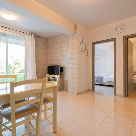 Ellinfos Aparthotel 3*