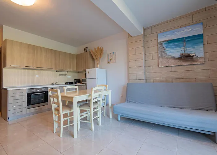 Ellinfos Aparthotel 4*