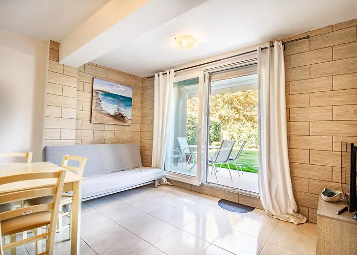 Ellinfos Aparthotel Hanioti