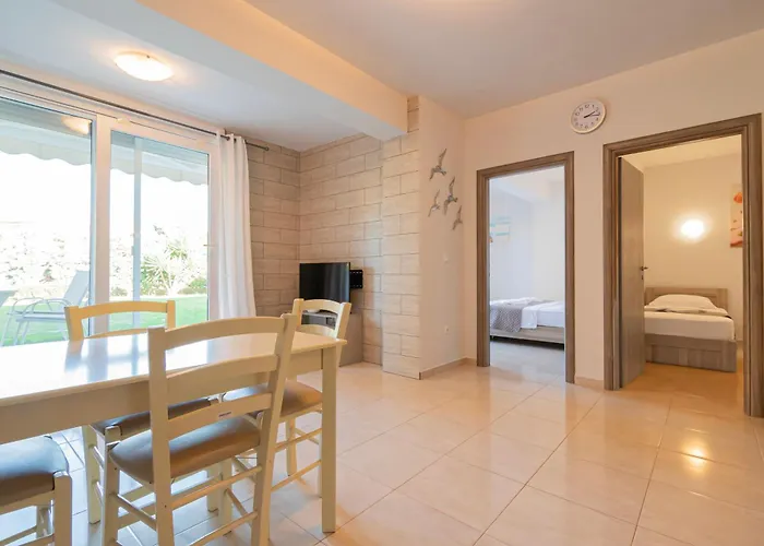 Ellinfos Aparthotel 4*