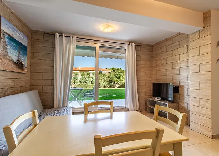 Ellinfos Aparthotel